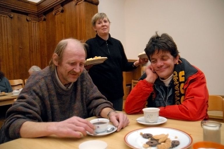 Drei Personen essen gemeinsam 