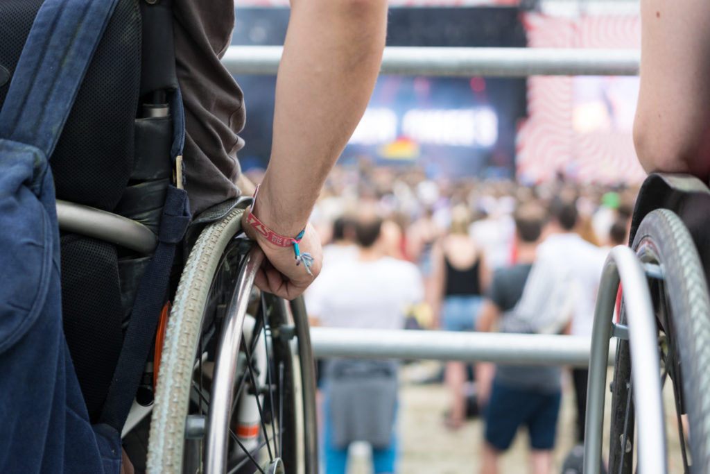 Blick auf Festivalbühne zwischen zwei Rollstühlen mit Geländer davor, (c) Timo Hermann 